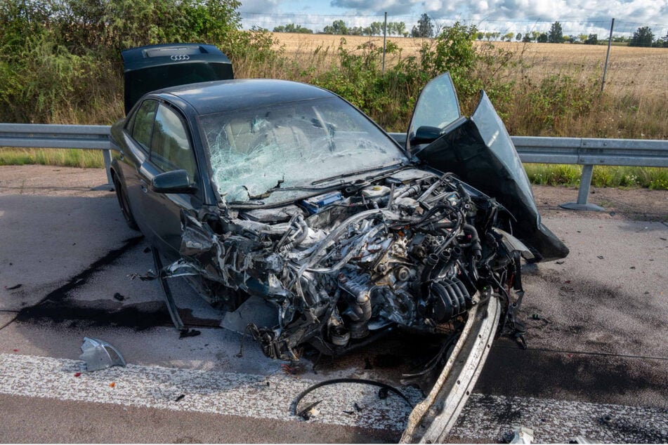 Der Audi wurde frontal komplett zerstört.