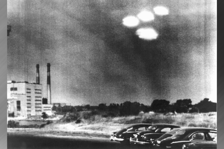 16.07.1952, 9.35 Uhr: Vier in Formation fliegende "Objekte" über der Stadt Salem im US-Bundesstaat Massachusetts. Das Bildmaterial wurde der amerikanischen Abwehr zur Überprüfung übermittelt, bevor es zur Veröffentlichung freigegeben wurde.