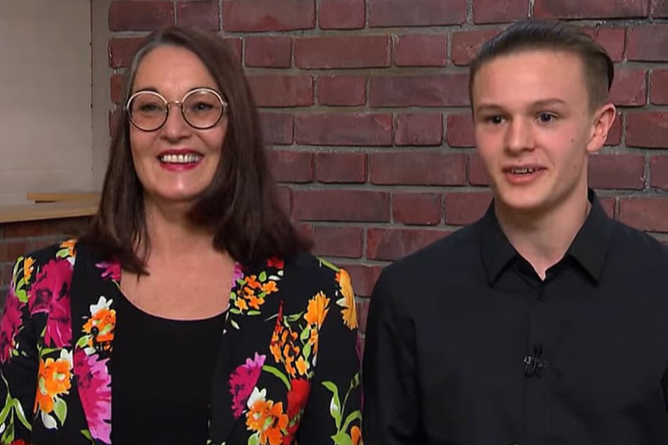 Petra Greiner und ihr Sohn Moritz kommen mit einem signierten Fußball-Trikot zu "Bares für Rares".