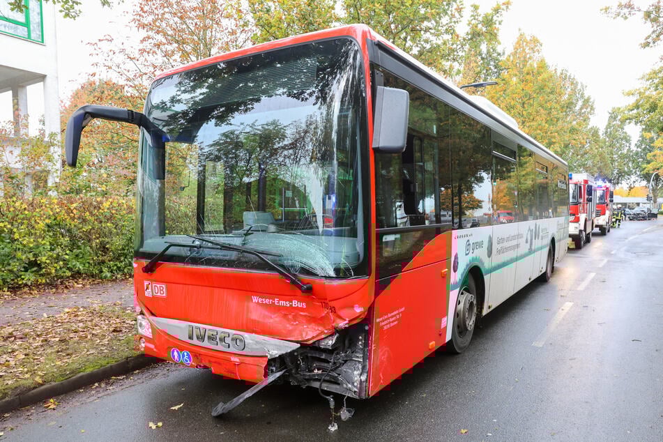 Der Linienbus wurde bei dem Unfall gegen eine Schranke gedrückt.