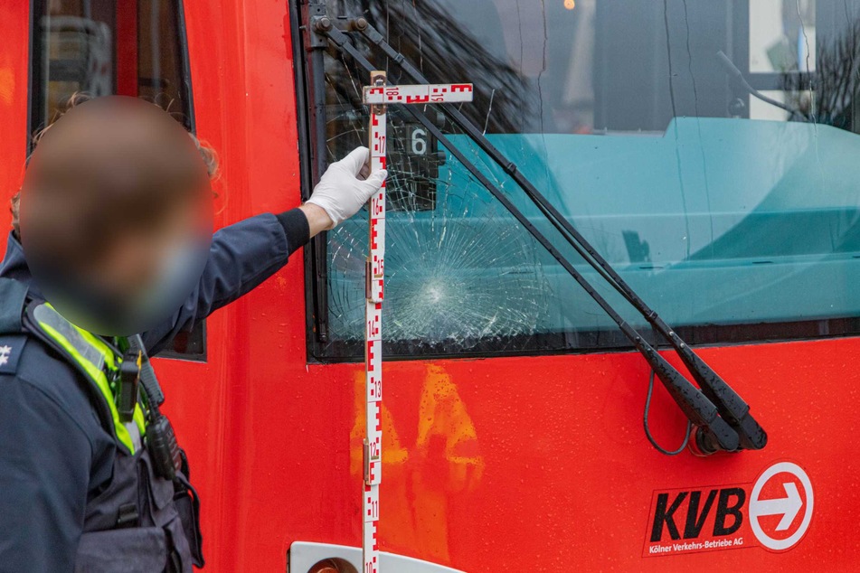 Die Polizei sicherte nach dem Unfall in Köln die Spuren an der Straßenbahn.