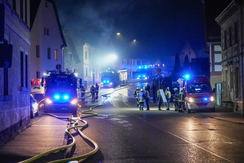 Während der Löscharbeiten wurde die Straße gesperrt.