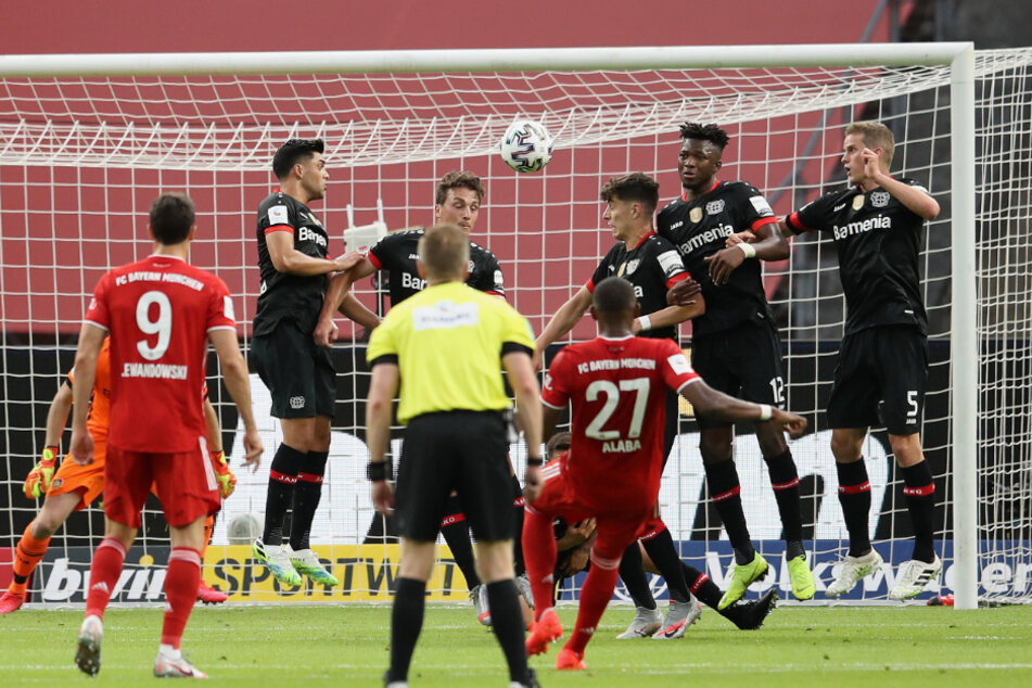 David Alaba hebt den Ball über die Mauer und trifft zur 1:0-Führung für die Bayern.