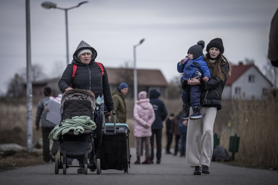 Viele Menschen wollen aus der Ukraine entkommen - laut der UN gehen die Flüchtlingszahlen in die Hunderttausende.