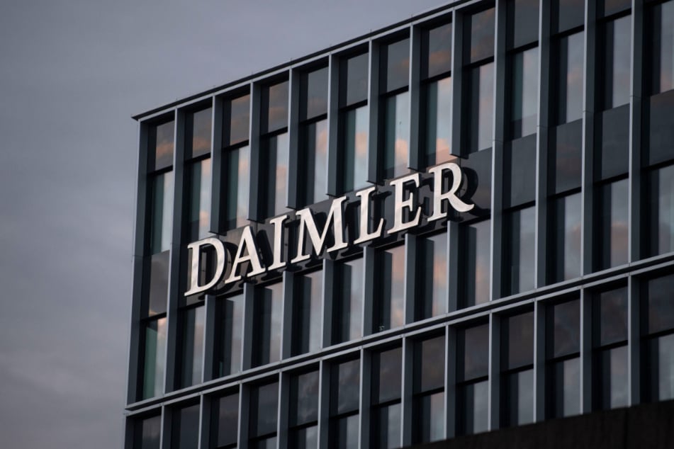 Das Logo der Daimler AG ist an der Konzernzentrale im Mercedes Benz-Werk in Untertürkheim zu sehen.