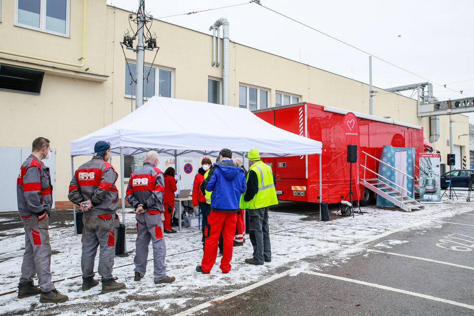 Tschechien, Brünn: Mitarbeiter eines Transportunternehmens stehen vor einer mobilen Corona-Teststelle, um sich auf das Coronavirus testen zu lassen.