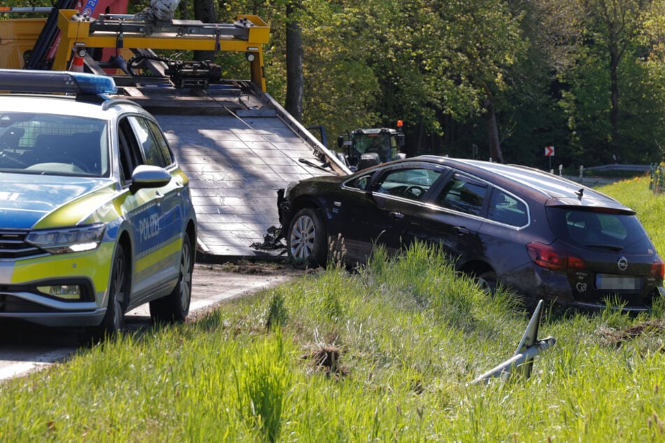 Unfall im Erzgebirge: Opel kracht gegen Baum und fällt Verkehrsschild