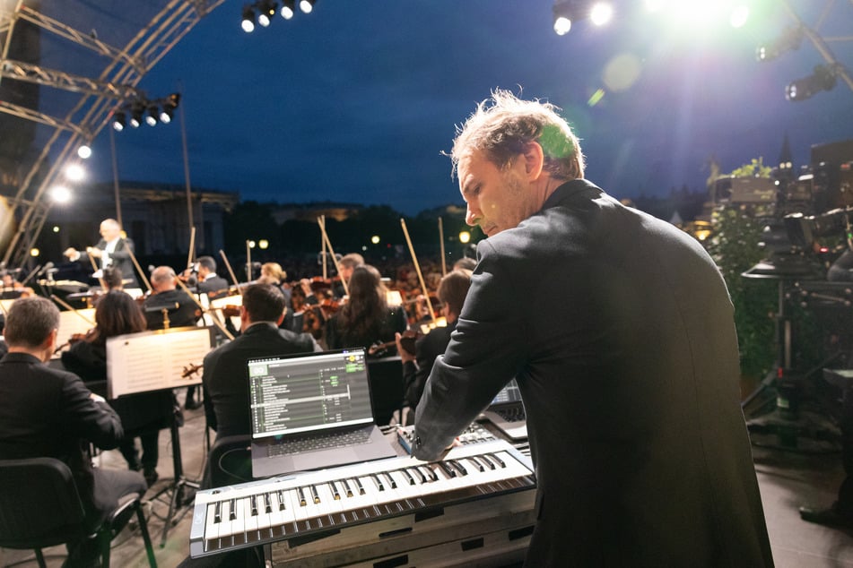 Komponist Sven Helbig (57) - die elektronischen Instrumente bei seinen Konzerten bedient er stets selbst.