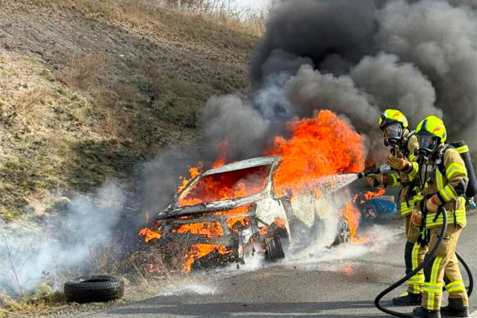 Die Flammen schlugen nur so aus dem Wagen.