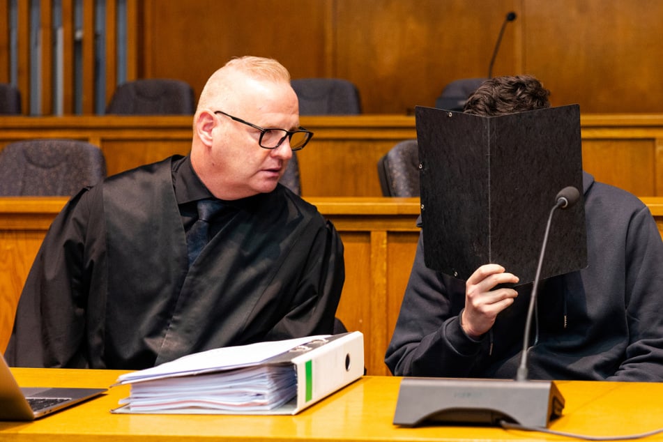 Der 19-jährige Angeklagte und sein Verteidiger Michael Rehberger in einem Sitzungssaal des Landgerichts Saarbrücken.