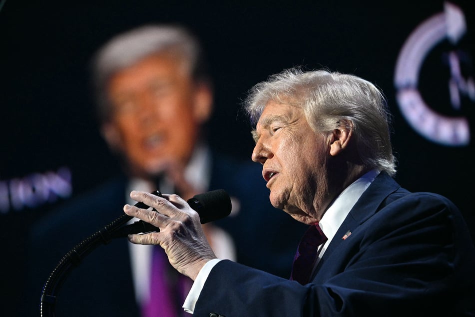 Hundreds of journalists have called on those attending the White House Correspondents' Dinner to "forcefully" protest against President Donald Trump.