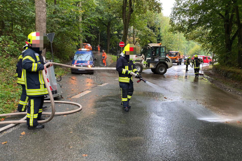 Heftige Regenfälle im Erzgebirge! Die Feuerwehr musste einige Straßen um Annaberg-Buchholz von Schlamm und Steinen befreien.