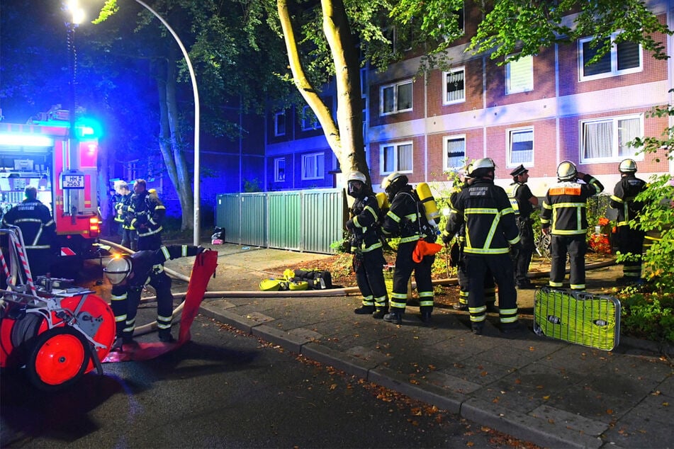 Bei einem Feuer in einem Mehrfamilienhaus in Hamburg sind in der Nacht zum heutigen Dienstag fünf Menschen verletzt worden.