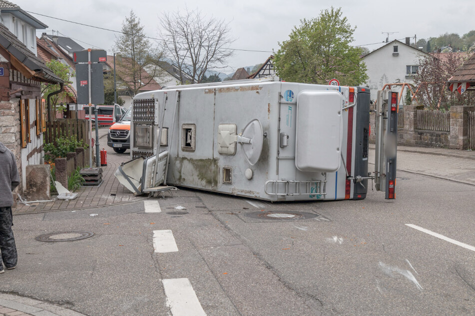 Das Wohnmobil kippte und blieb auf der Seite liegen.