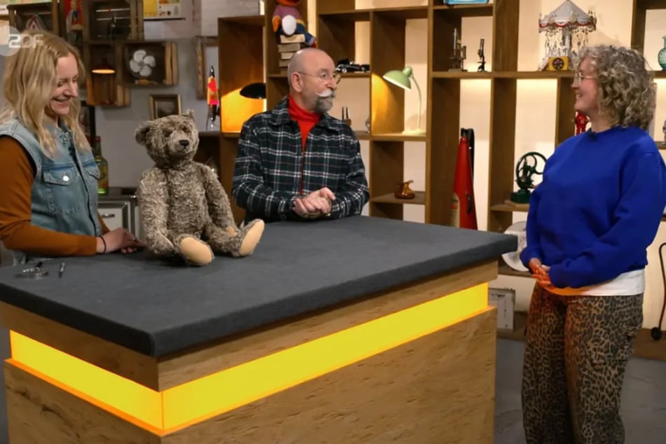 Mareike (r.) ist im Auftrag ihrer Oma zu "Bares für Rares" gekommen. Sie möchte einen alten Teddybären verkaufen.
