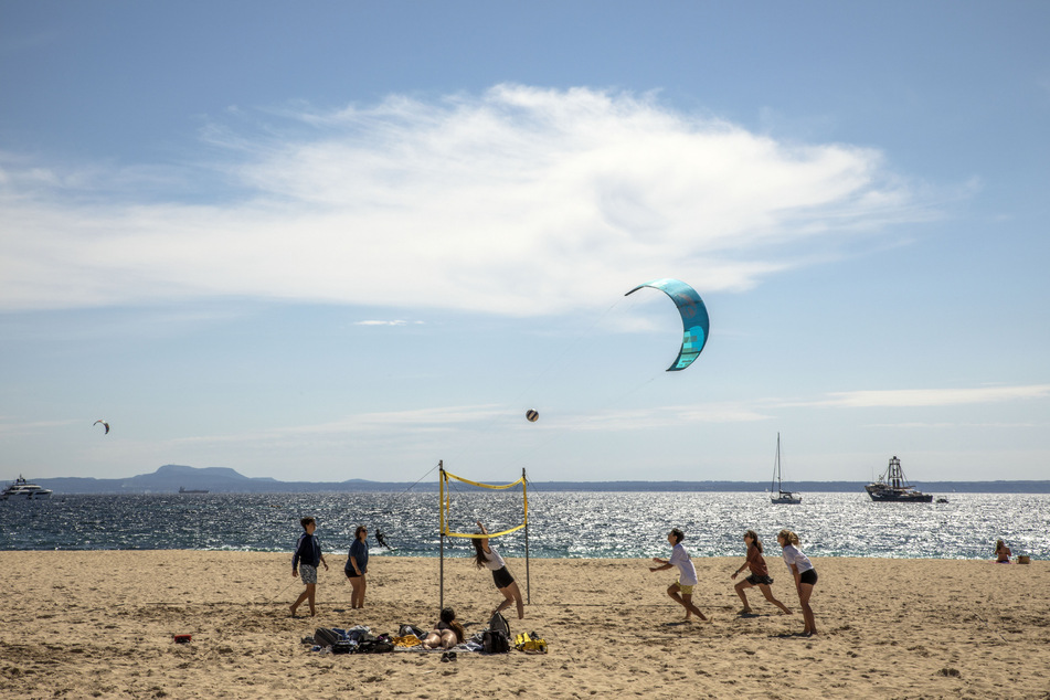 Volleyballspielen mit den Freunden am Strand von Mallorca - bald wieder ohne Einschränkungen möglich?
