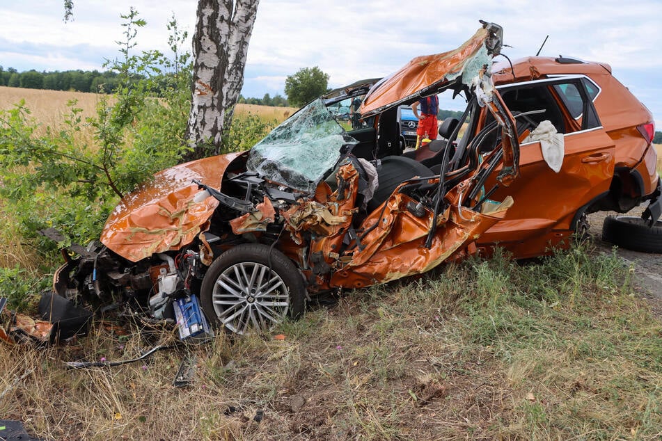 Eine 63-Jährige kam aus bislang ungeklärten Gründen von der Fahrbahn ab und krachte gegen einen Baum.