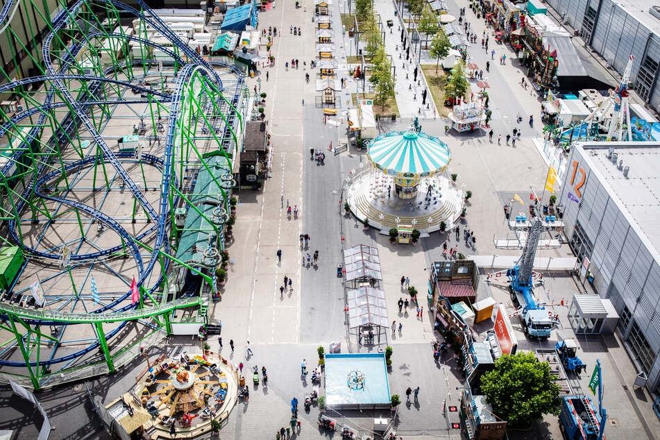 Besucher gehen über den Pop-Up-Freizeitpark "Düsselland" in Düsseldorf (Archivbild).