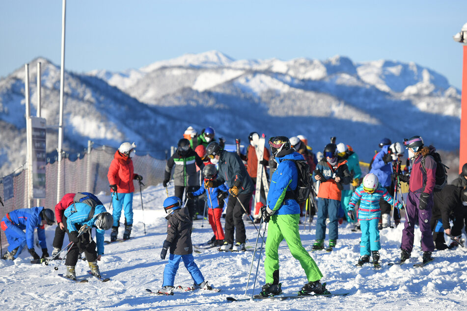 Ausflügler sind zum Skifahren auf dem Kasberg in Grünau im Almtal unterwegs. In Österreich sind viele Skigebiete geöffnet, allerdings praktisch nur für Einwohner.