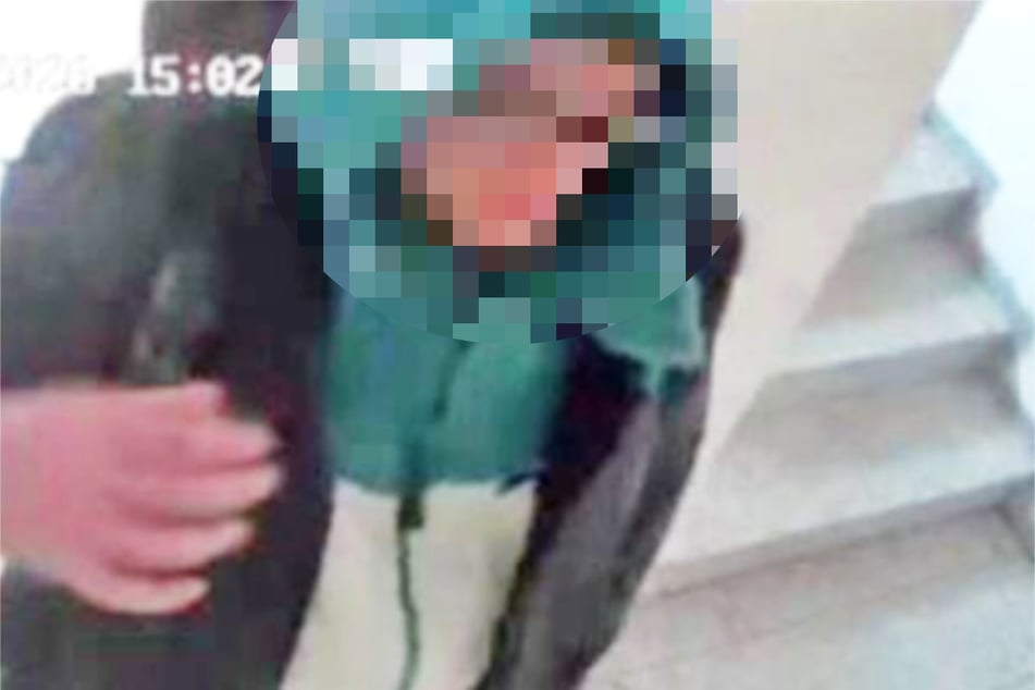 Der Tatverdächtige - dieses Bild schoss die Überwachungskamera unmittelbar vor dem Übergriff.