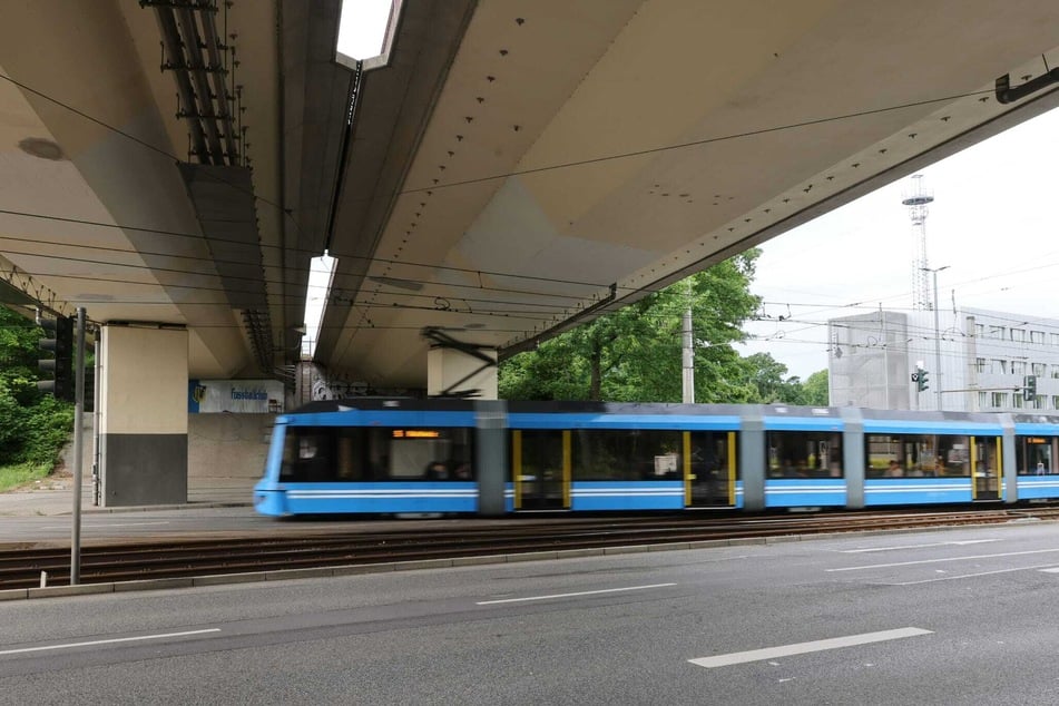 Die Straßenbahnlinie 5 und die City-Bahn-Linie C11 fahren unter der Südring-Brücke entlang. Durch den Bau einer Gleisüberfahrt für Fahrzeuge wird es ab dem 10. Juni zu Einschränkungen kommen.