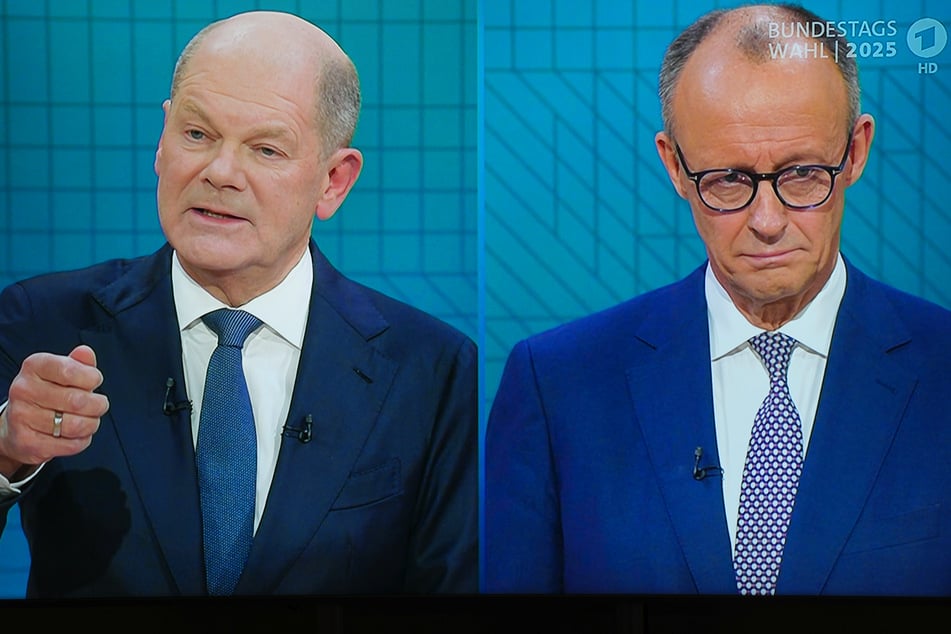 Olaf Scholz (66, SPD, links) versuchte komplizierte Sachverhalte einfach zu erklären, Friedrich Merz (69, rechts) vertraute auf einen Spickzettel.