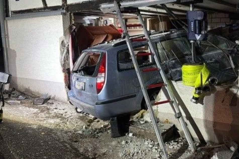 Der Fahrer (53) des blauen Ford konnte erst durch die Feuerwehr gerettet werden.
