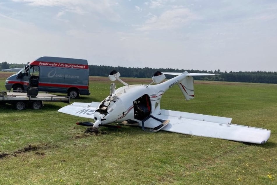 Das Flugzeug landete auf dem Dach.