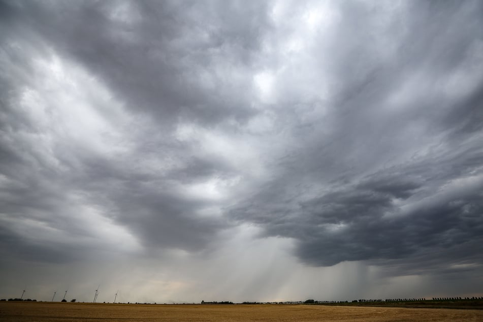 Der Deutsche Wetterdienst sagt für weite Teile Deutschlands am Dienstag Unwetter voraus. Auch Sachsen ist davon betroffen. (Archivbild)