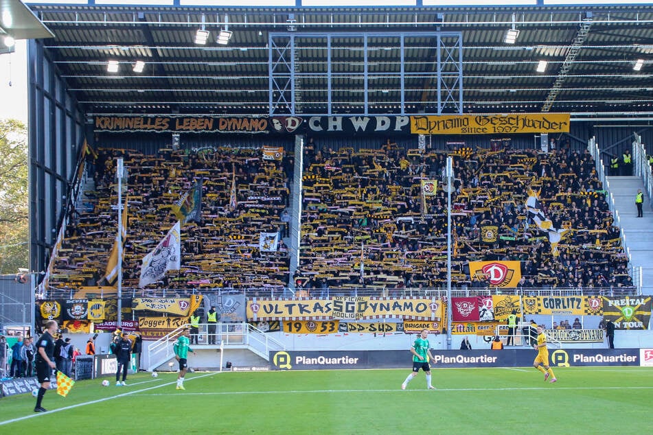 Ein voller Dresdner Auswärtsblock ist nicht nur im Preußenstadion keine Seltenheit.