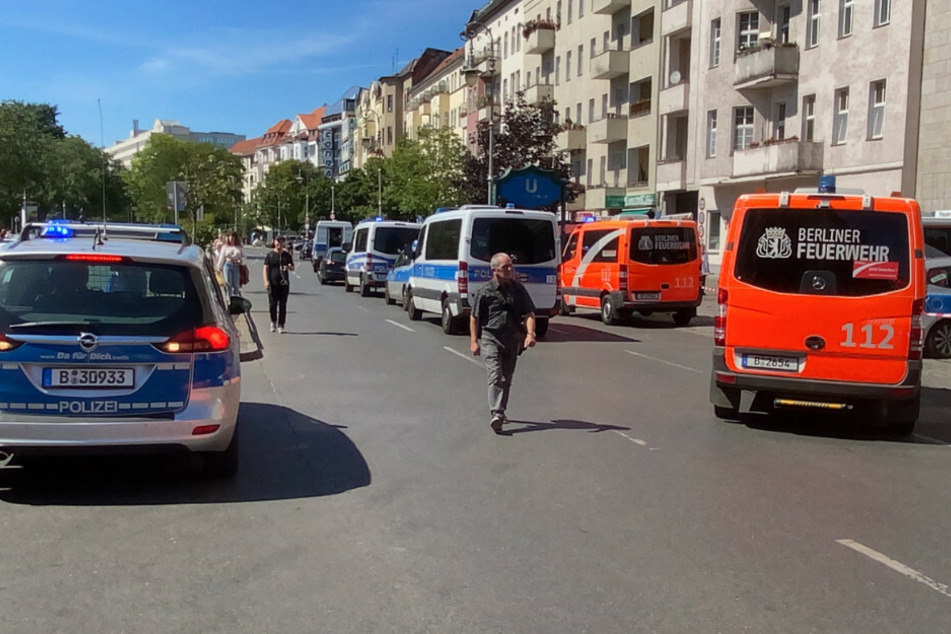 Polizei und Feuerwehr ist mit einem Großaufgebot vor Ort.