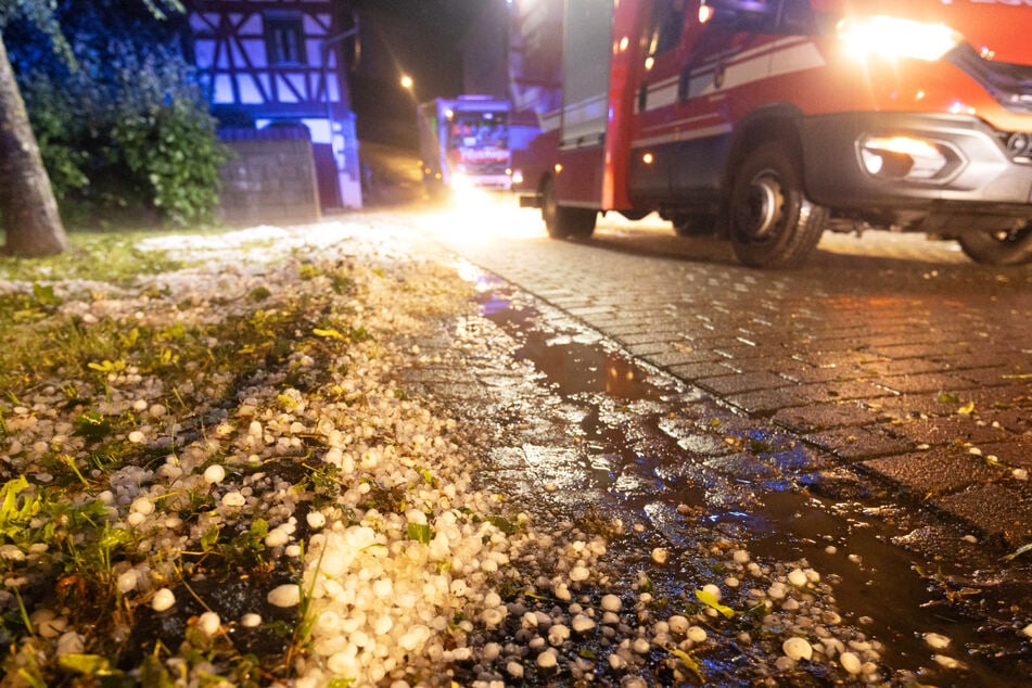 Über Mittelhessen gingen am Sonntagabend teils schwere Gewitter und Unwetter nieder: Neben Starkregen brachten diese mitunter auch Hagel mit sich.
