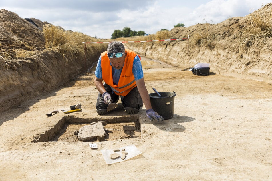 Alles wird fein säuberlich von den Mitarbeitern des Landesamtes für Archäologie ausgegraben.