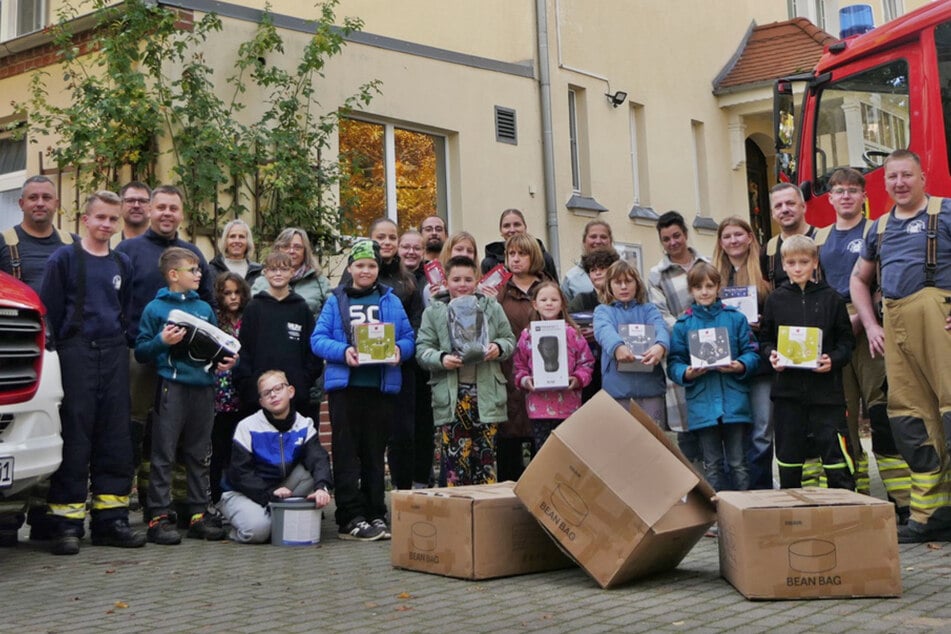 Leipzig: Feuerwehr überrascht Kinderheim: Bewegende Aktion in Wurzen