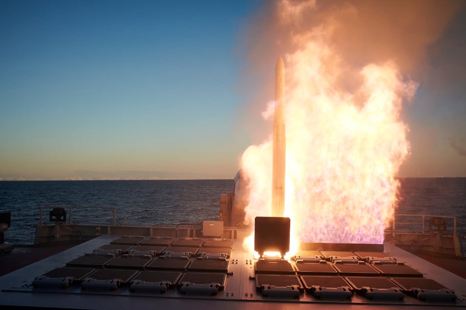 Senkrecht startet eine Rakete von der Fregatte "Hamburg".