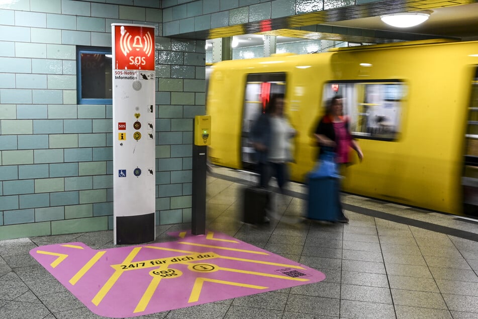 Ob die neuen "Pink*Zones" bei den Fahrgästen gut ankommen, will die BVG mithilfe eines QR-Codes direkt vor Ort herausfinden.