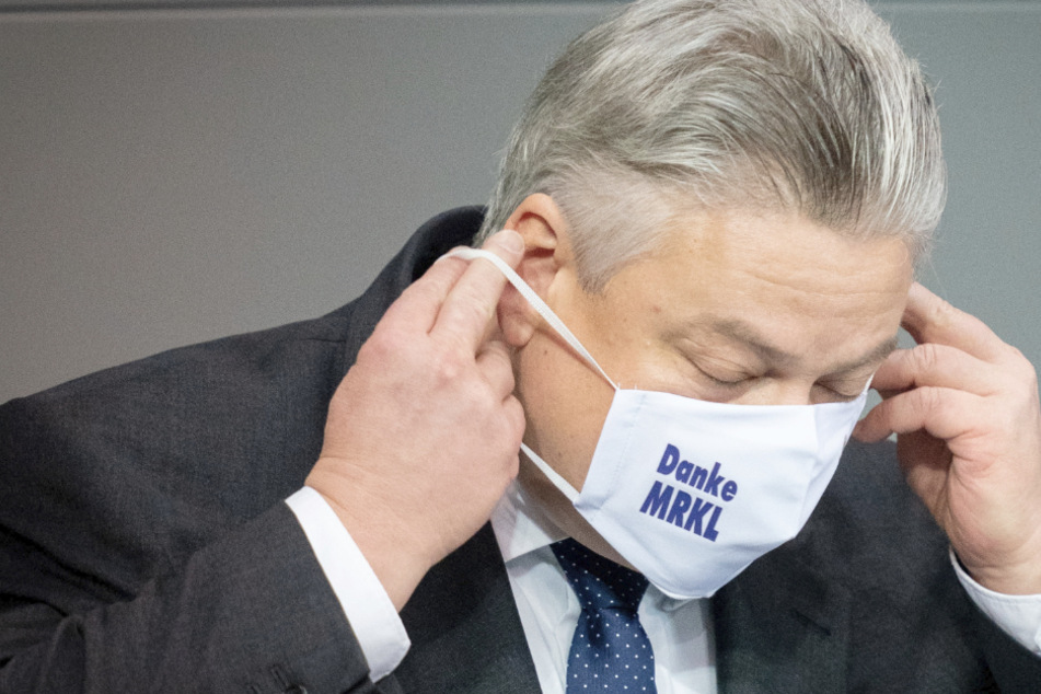 Thomas Seitz, AfD-Bundestagsabgeordneter, trägt nach seiner Rede im Oktober im Bundestag eine Mund-Nasen-Bedeckung mit der Aufschrift "Danke MRKL" (Danke Merkel).