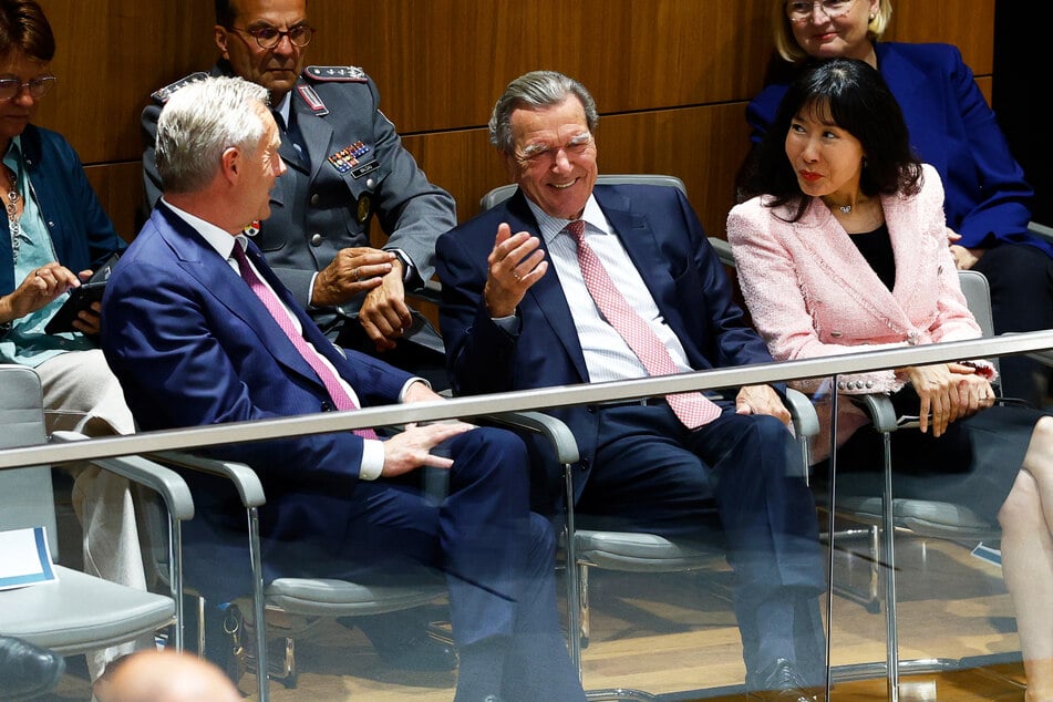 Angeregt unterhielt sich der Ex-Kanzler (81, M.) mit Ex-Bundespräsident Christian Wulff (65, CDU), beide sind gebürtige Niedersachsen.