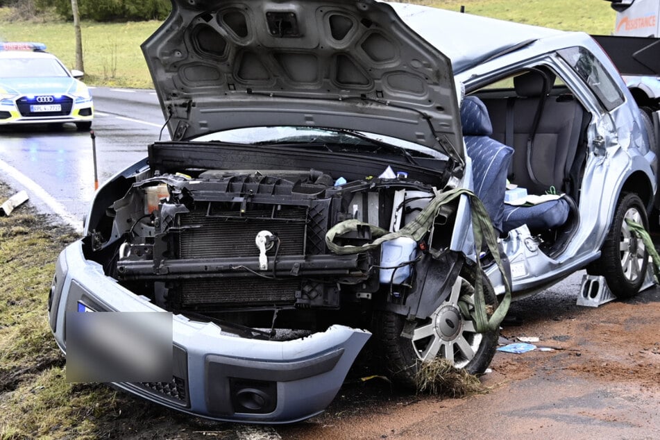 Ford kracht gegen Baum: Fahrerin (†85) stirbt eingeklemmt im Auto
