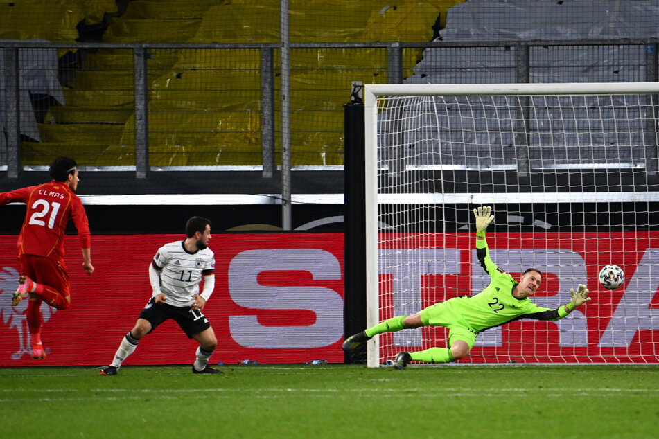 Eljif Elmas (l.) entschied das Spiel mit diesem Tor zum 2:1 für Nordmazedonien.
