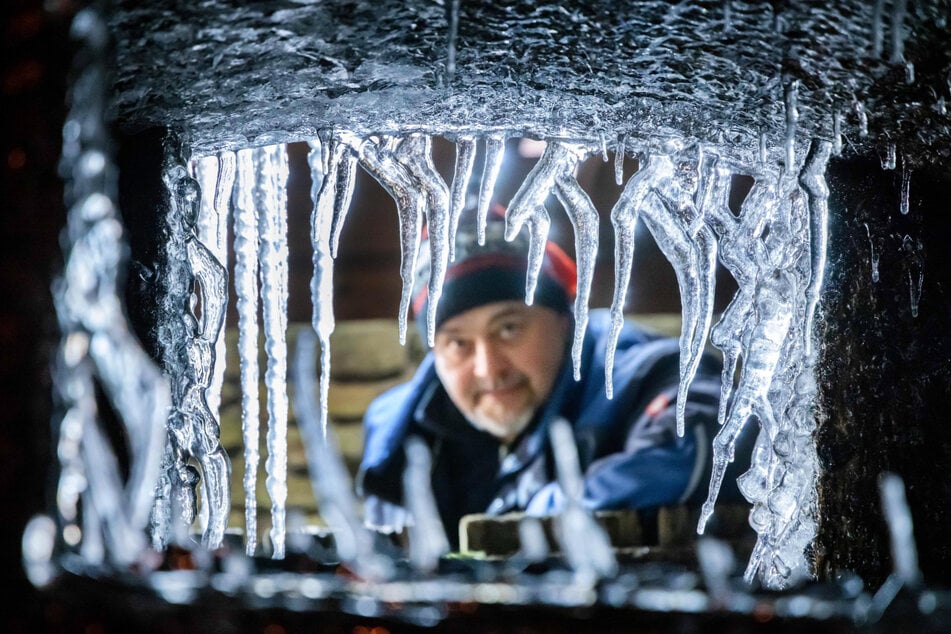 Das technische Denkmal ist mit bizarren Eisskulpturen überzogen.