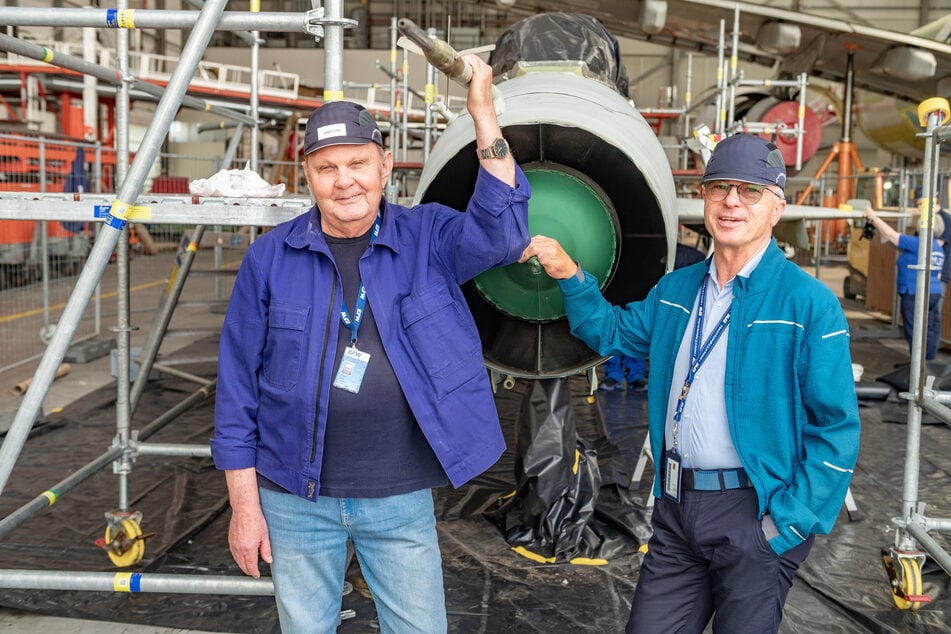 Die EFW-Oldies Jürgen Eitner (77, l.) und Andreas Dietrich (68) sind Teil des Projekts. Letzterer hat die Maschine früher in der Sowjetunion sogar selbst im Rahmen seiner Ausbildung geflogen, bezeichnet sie als "zuverlässig und sicher".