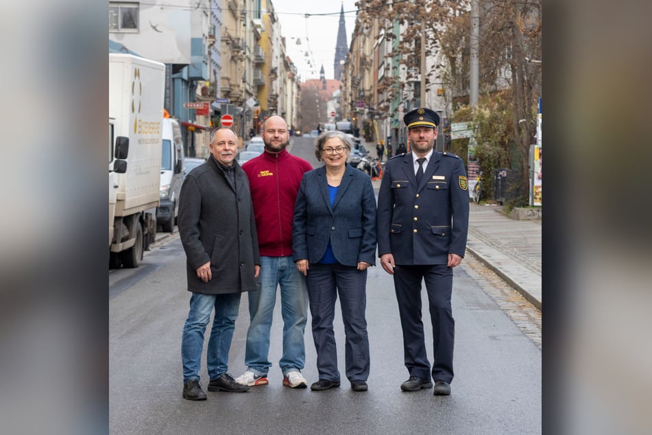 Revierleiter Jürgen Kunath (46, v.r.), Ordnungsbürgermeisterin Eva Jähnigen (60, Grüne), Stadtbezirksamtsleiter André Barth (59) und Nachtschlichter Alessandro Finke (36) zogen gemeinsam Bilanz.
