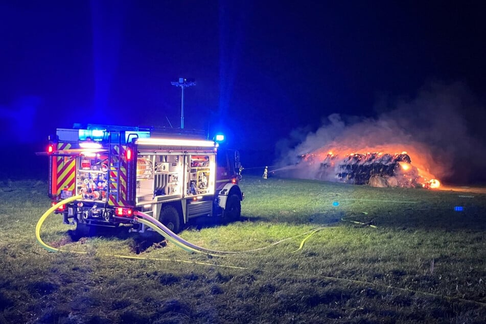 Trotz des schnellen Eingreifens der Feuerwehr konnte nicht verhindert werden, dass die Heuballen komplett abbrannten.