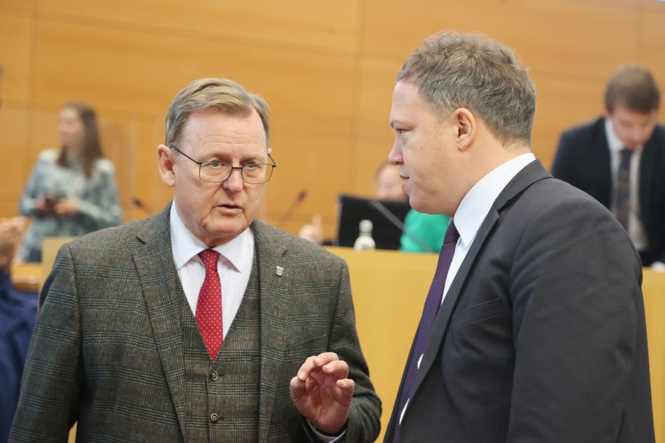 Zweimal haben sich Thüringens Ministerpräsident Bodo Ramelow (67, Linke, l.) und Thüringens CDU-Chef Mario Voigt (46) im Streit um den Landeshaushalt 2024 getroffen. (Archivbild)