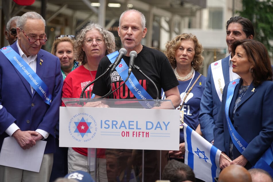 Die ehemalige US-israelische Geisel Keith Siegel (Mitte).