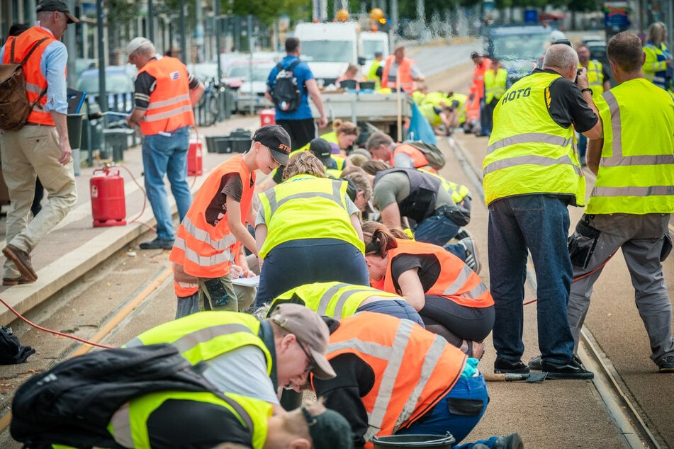 Immer mehr freiwillige Helfer gesellten sich im Laufe des Tages dazu, darunter auch Kinder.