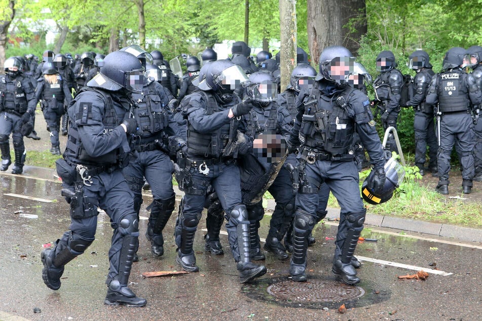 Die Polizei bereitet sich auf schwere Krawalle beim Ostderby in Aue vor. (Symbolbild)