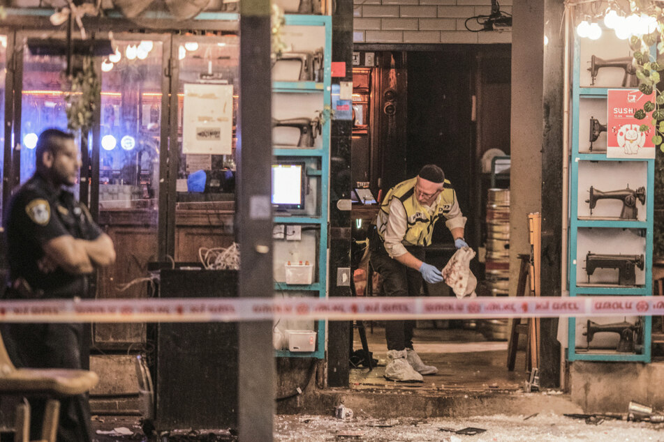Israelische Sicherheitskräfte inspizieren den Ort des Terroranschlags in der Dizengoff-Straße im Zentrum Tel Avivs.