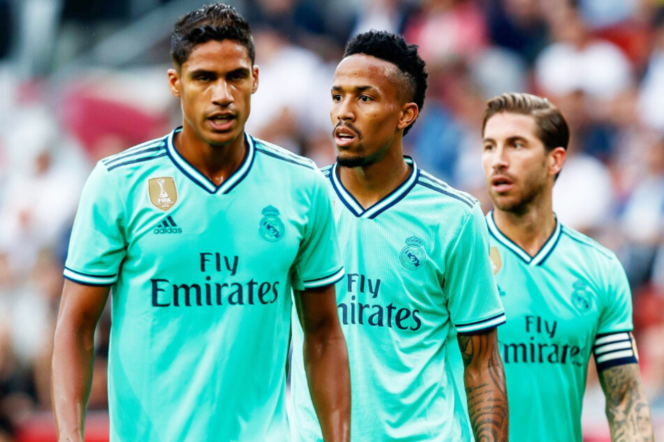 Hat der FC Bayern München bei der Suche nach einem Ersatz für David Alaba (28) etwa Éder Militão (22, M.) von Real Madrid auf dem Radar?